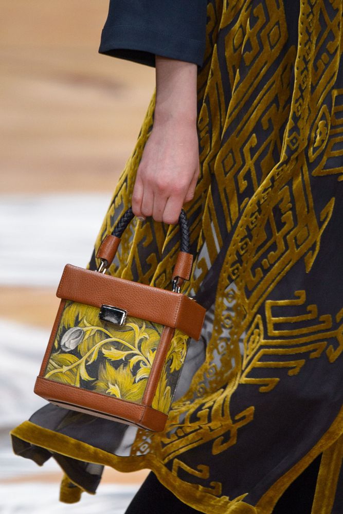 На фото: модные сумки в форме цилиндра - тренд сезона из коллекции Alena Akhmadullina.