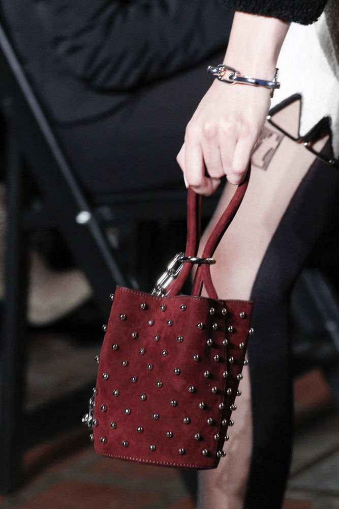 На фото: модные сумки в форме цилиндра - тренд сезона из коллекции Alexander Wang.