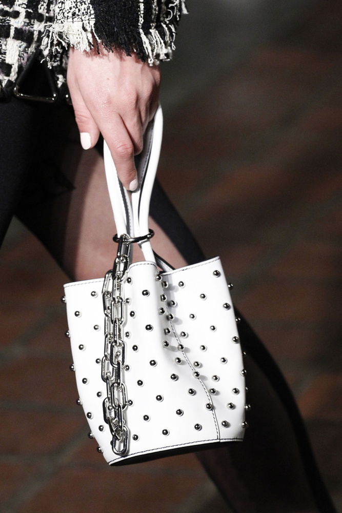 На фото: модные сумки в форме цилиндра - тренд сезона из коллекции Alexander Wang.