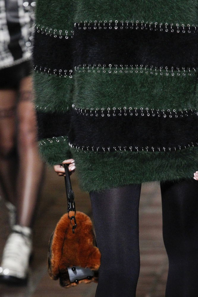 На фото: модная сумка с мехом осень-зима 2016-2017 из коллекции Alexander Wang.