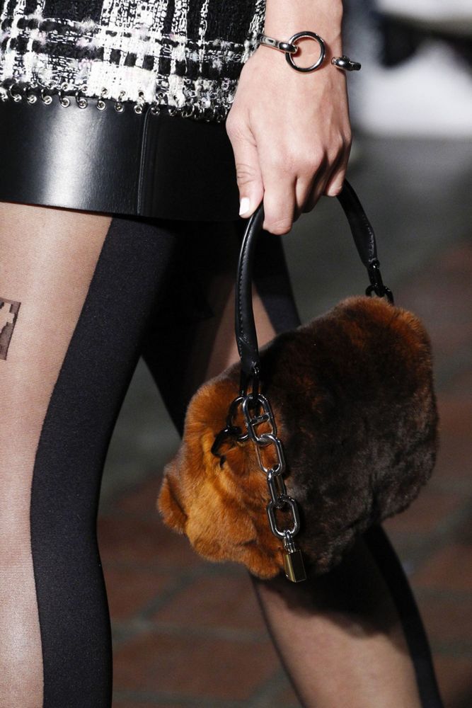 На фото: модная сумка с мехом осень-зима 2016-2017 из коллекции Alexander Wangю