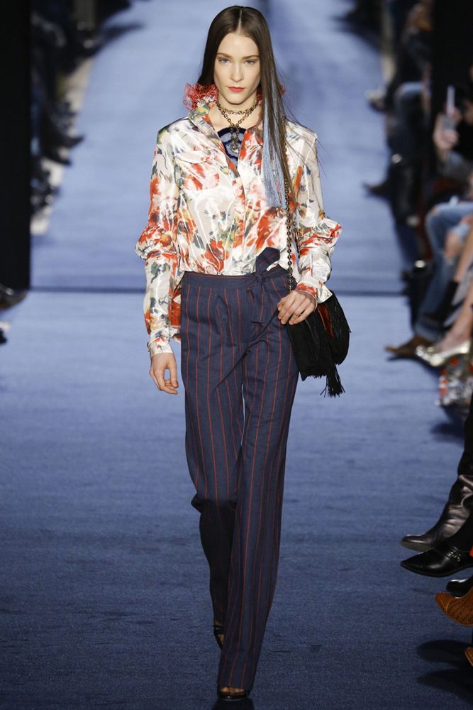 На фото: необычная модель модных брюкв сезоне осень/зима 2016-2017 из коллекции Alexis Mabille.