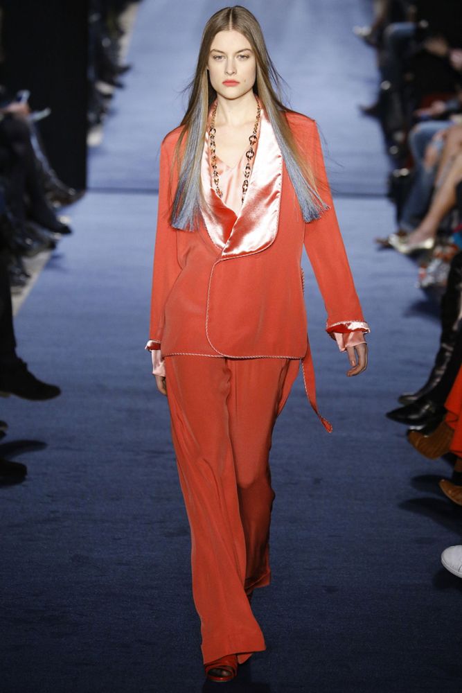 На фото: необычная модель модных брюкв сезоне осень/зима 2016-2017 из коллекции Alexis Mabille.