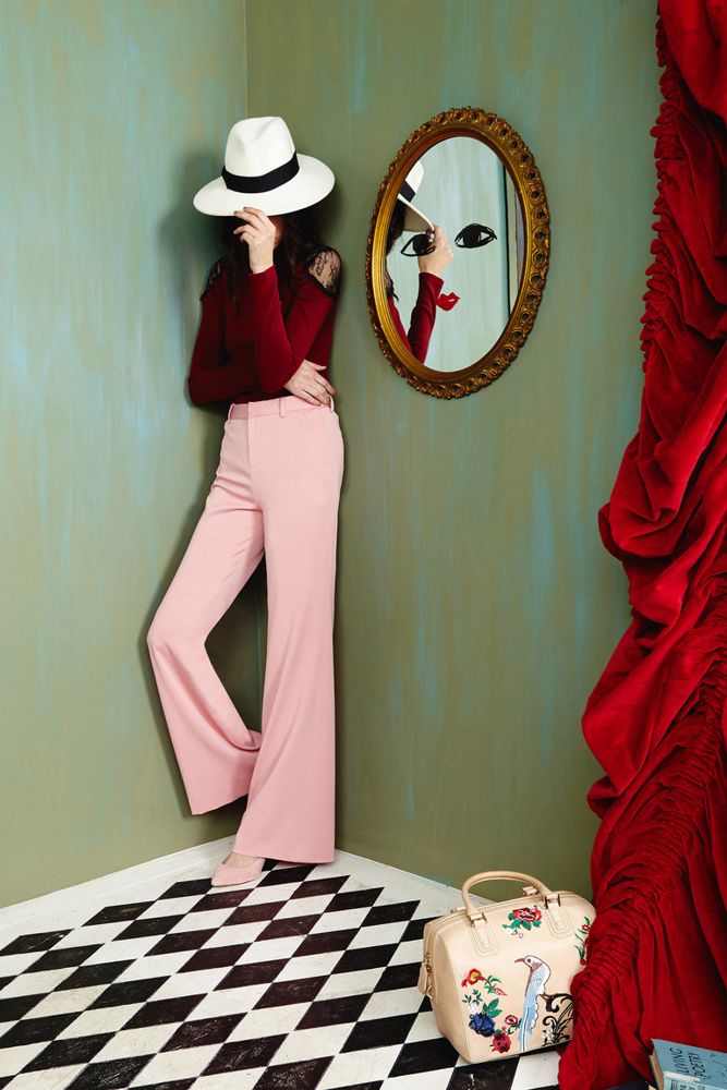 На фото: широкие классические брюки в сезоне осень/зима 2016-2017 из коллекции Alice+Olivia.