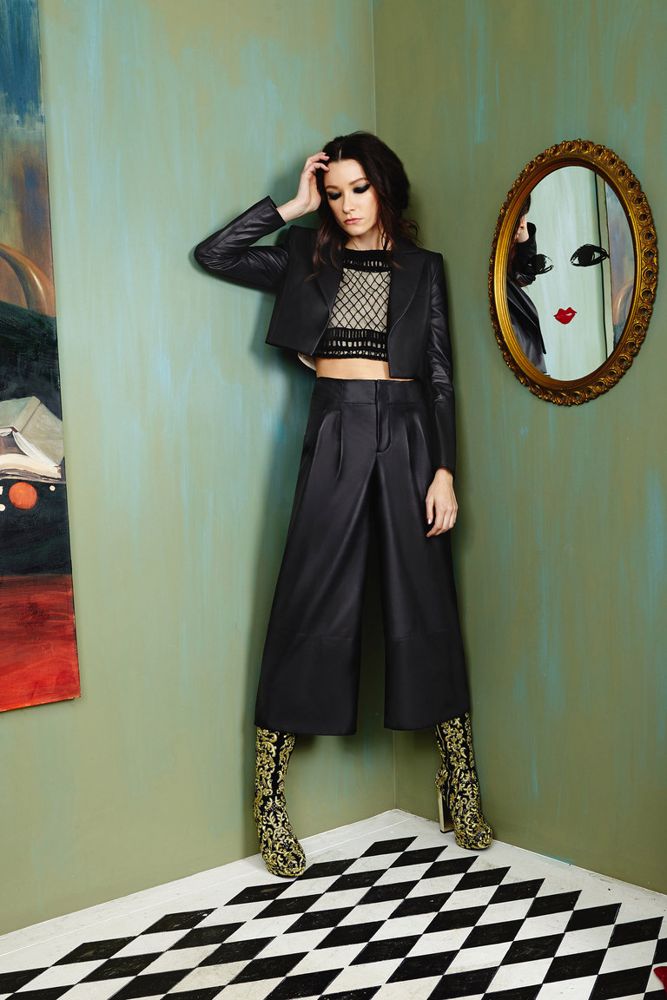 На фото: широкие классические брюки в сезоне осень/зима 2016-2017 из коллекции Alice+Olivia.