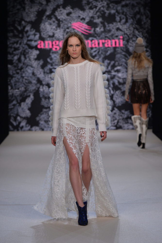 На фото: ультракороткий свитер осень-зима 2016-2017 из коллекции Angelo Marani.