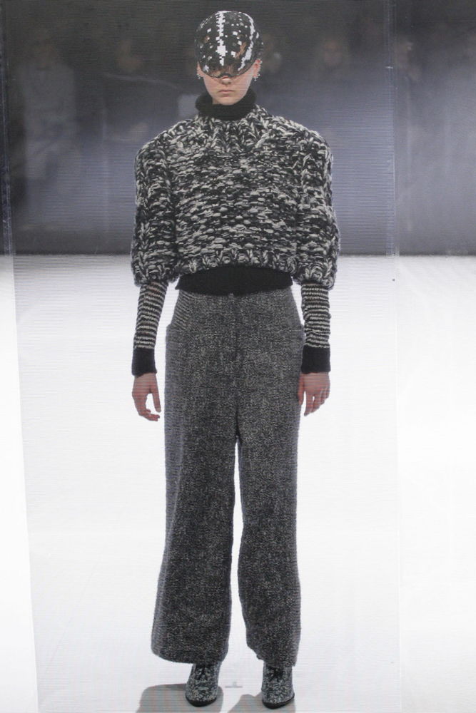 На фото: ультракороткий свитер осень-зима 2016-2017 из коллекции Anrealage.