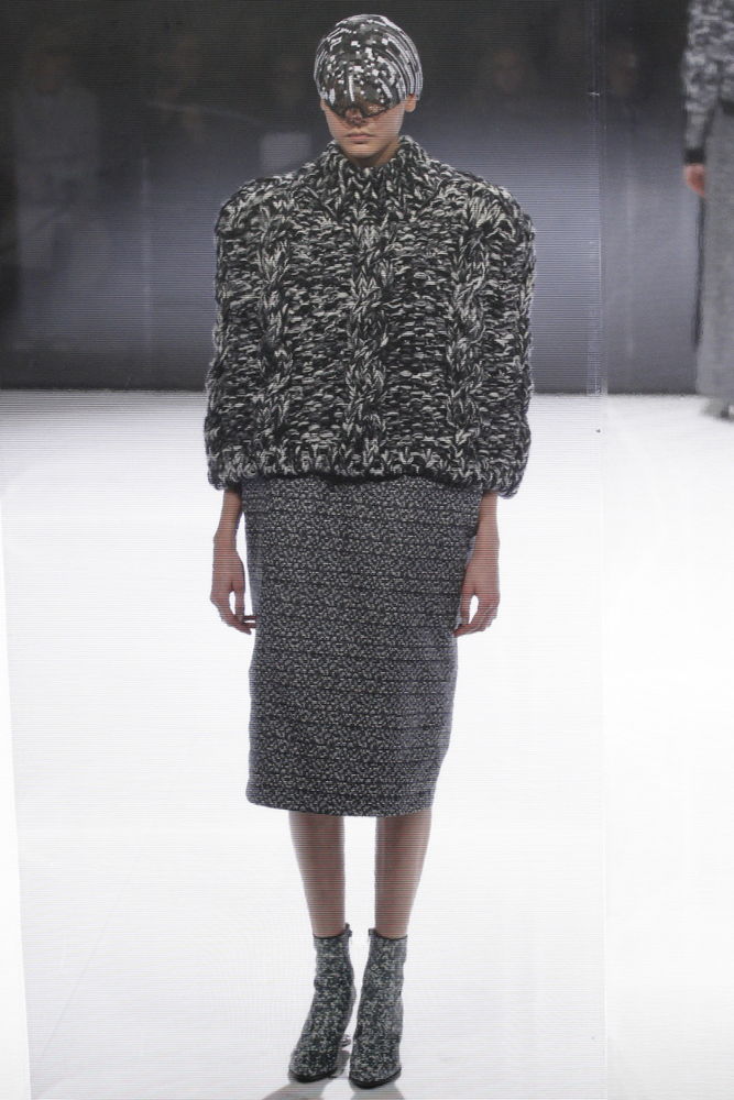 На фото: ультракороткий свитер осень-зима 2016-2017 из коллекции Anrealage.