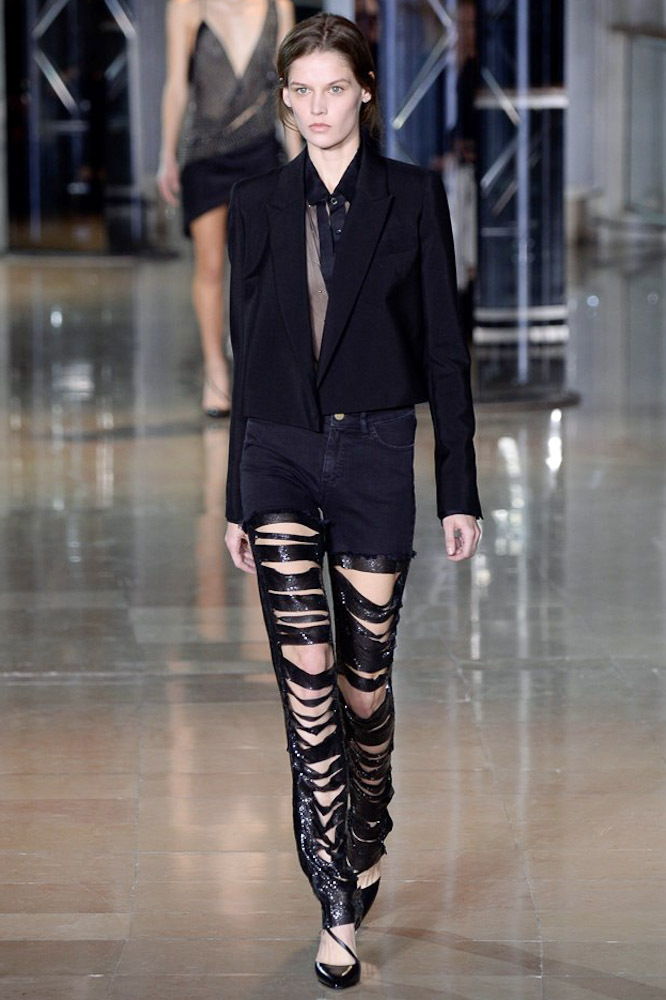 На фото: необычная модель модных брюкв сезоне осень/зима 2016-2017 из коллекцииAnthony Vaccarello.