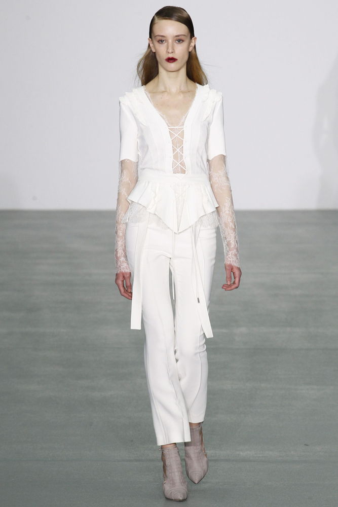 На фото: необычная модель модных брюкв сезоне осень/зима 2016-2017 из коллекции Antonio-Berardi.