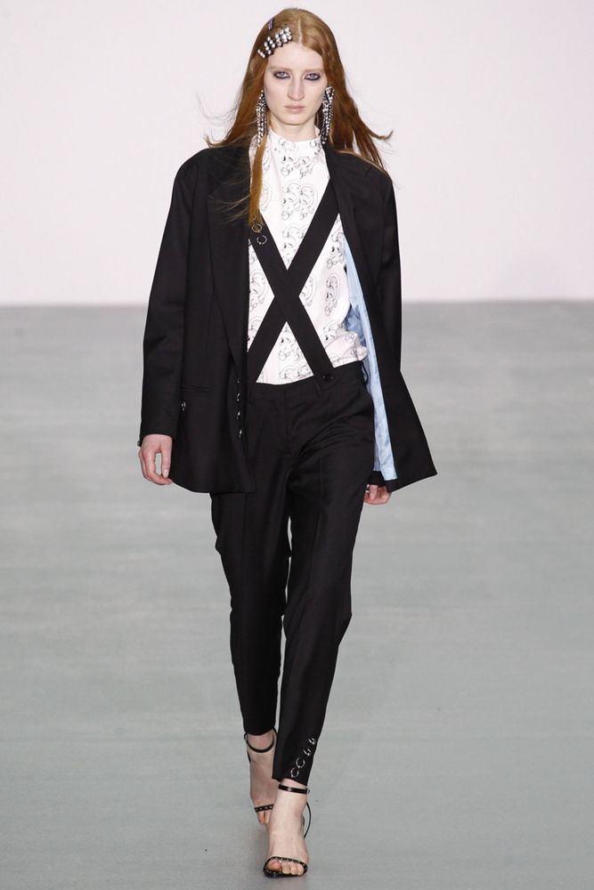 На фото: укороченные брюки в сезоне осень/зима 2016-2017 из коллекции Ashley Williams.