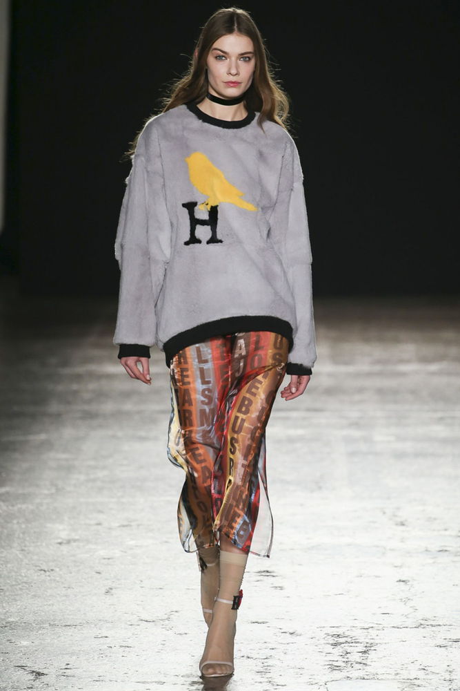 На фото: свитер осень-зима 2016-2017 с деталями из натурального меха из коллекции Au Jour Le Jour.