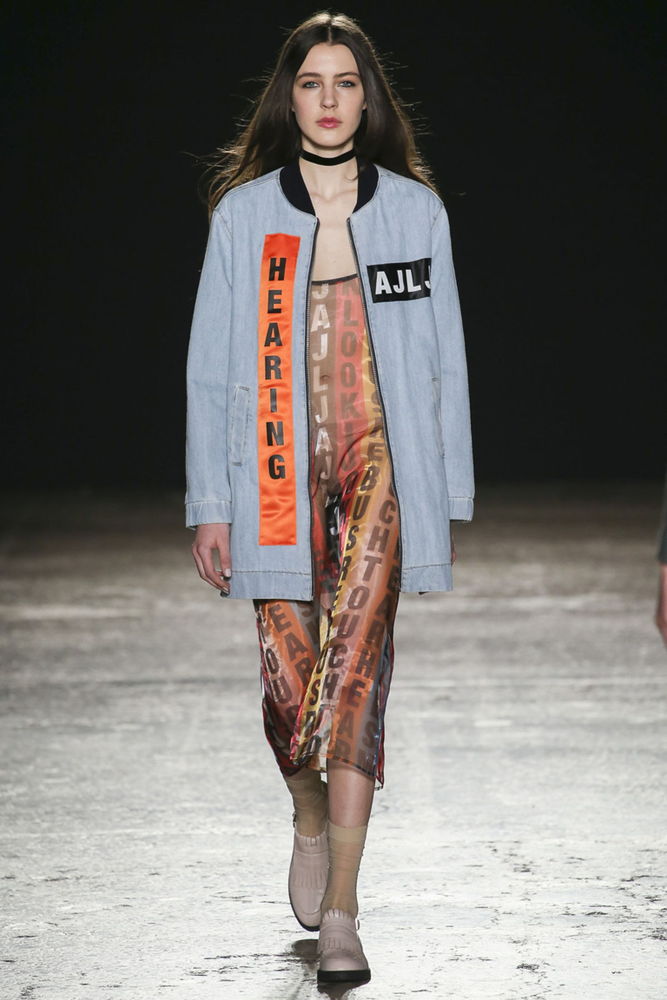 На фото: брюки клеш для холодного времени года в сезоне осень/зима 2016-2017 из коллекции Au Jour Le Jour.