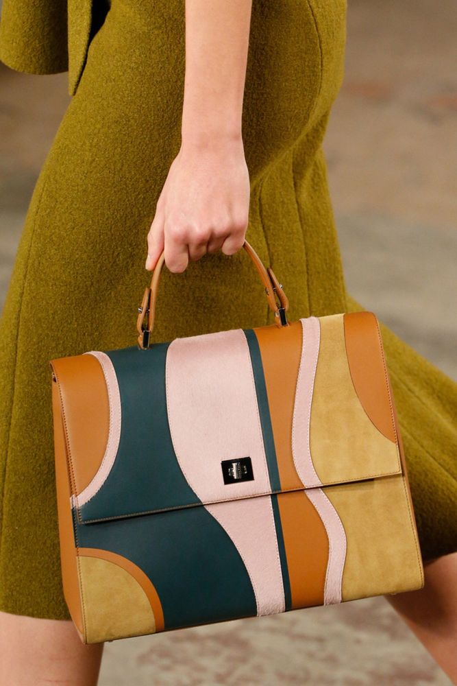 На фото: разноцветная сумка – тренд сезона осень-зима 2016-2017 из коллекции BOSS-Hugo-Boss.