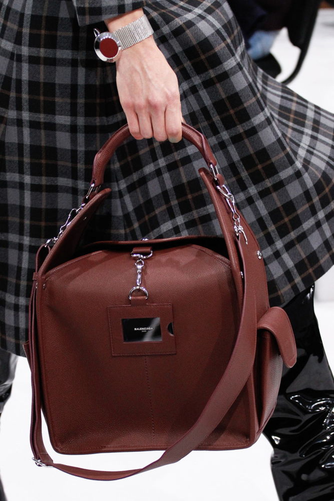 На фото: модная модель сумки осень-зима 2016-2017 из коллекции Balenciaga.