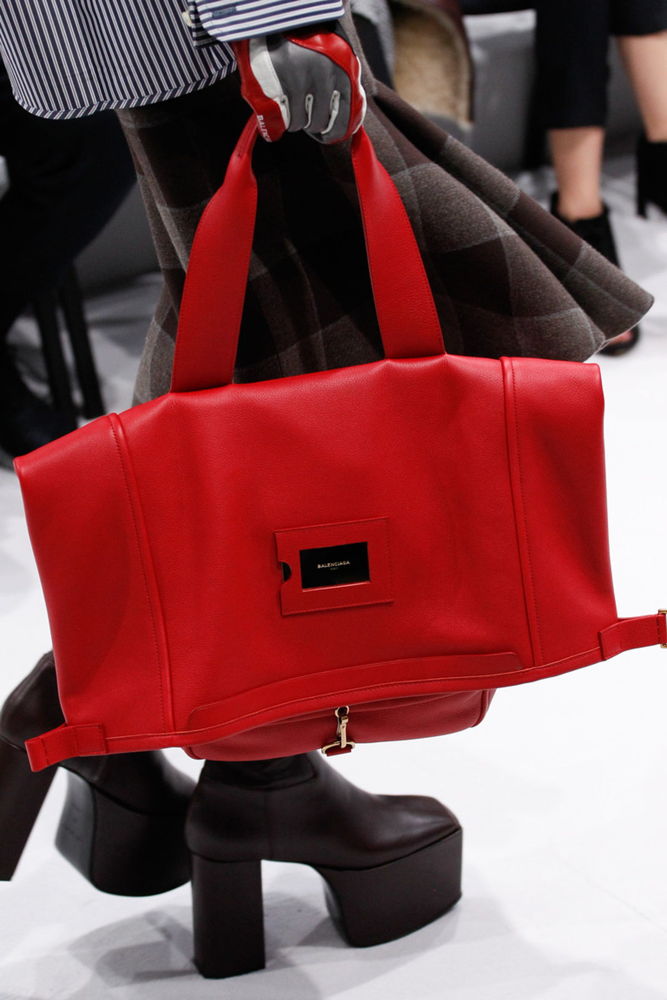 На фото: модные модели сумок осень-зима 2016-2017 из коллекции Balenciaga.