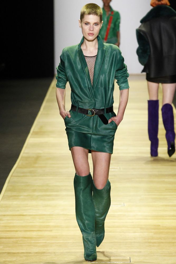 На фото: пиджак из кожи сезона осень-зима 2016-2017 из коллекции Barbara Bui.