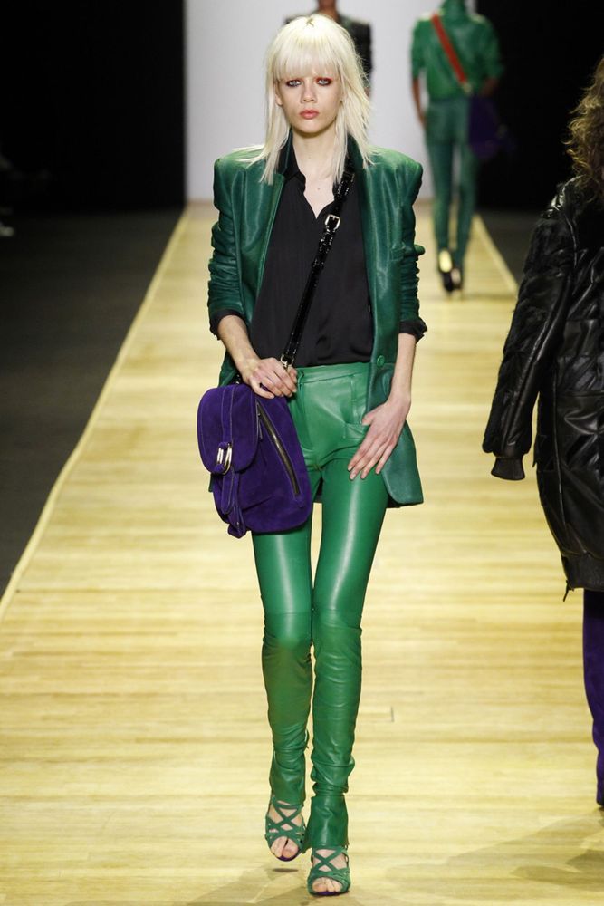 На фото: пиджак из кожи сезона осень-зима 2016-2017 из коллекции Barbara Bui.