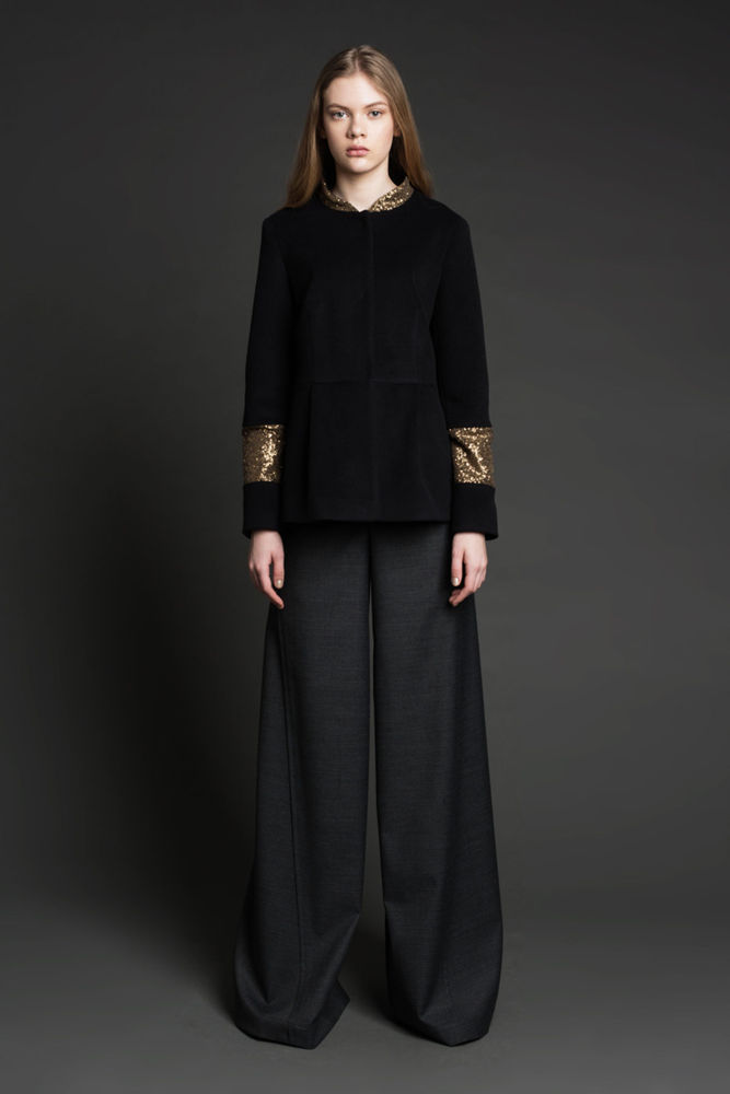 На фото: широкие классические брюки в сезоне осень/зима 2016-2017 из коллекции Biryukov.