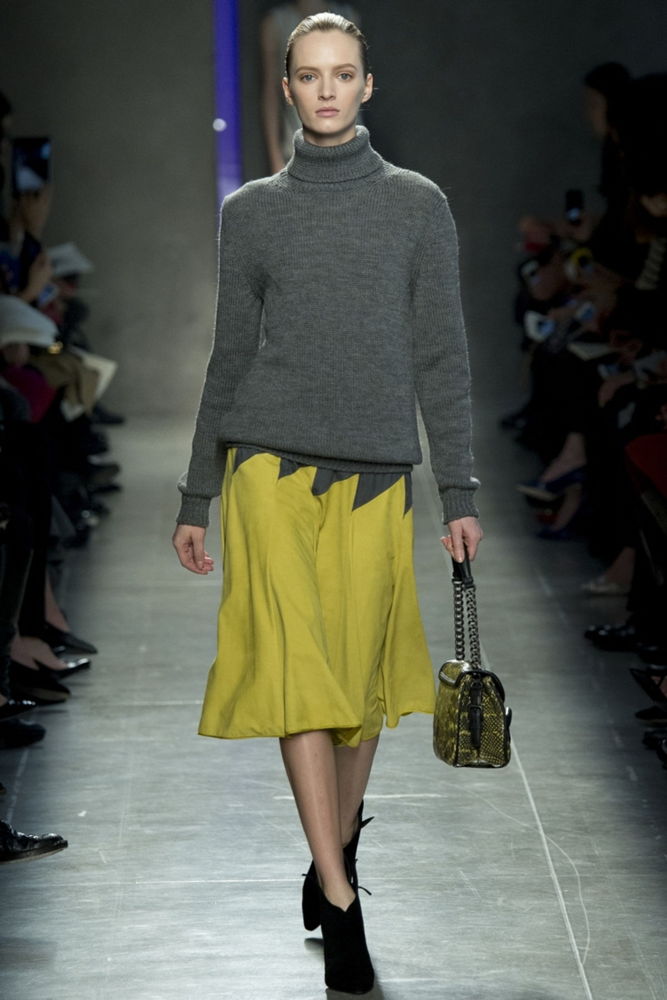 Серая модная кофта 2015 с яркой юбкой – фото новинка Bottega Veneta
