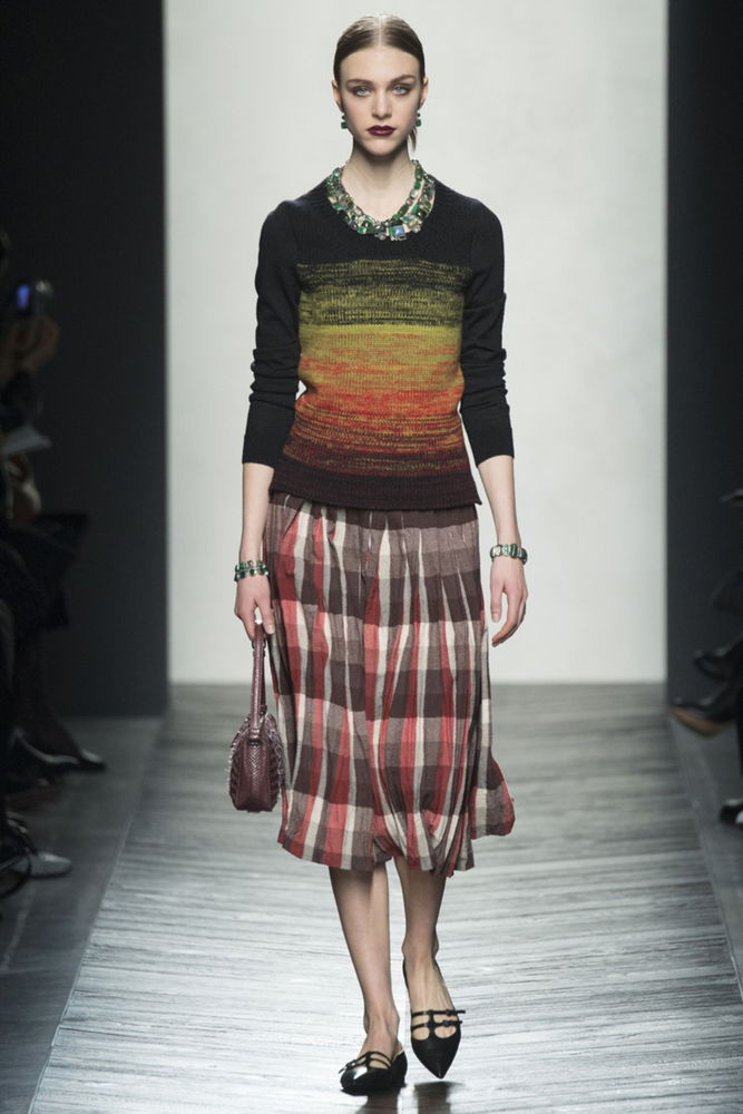 На фото: облегающий свитер осень-зима 2016-2017 из коллекции Bottega Veneta.