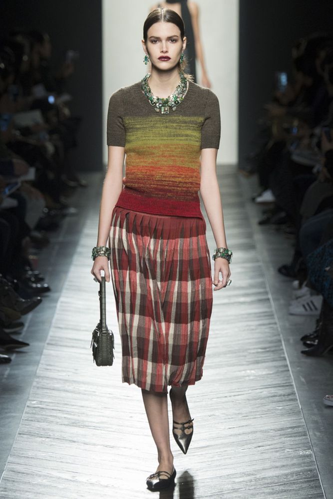 На фото: облегающий свитер осень-зима 2016-2017 из коллекции Bottega Veneta.