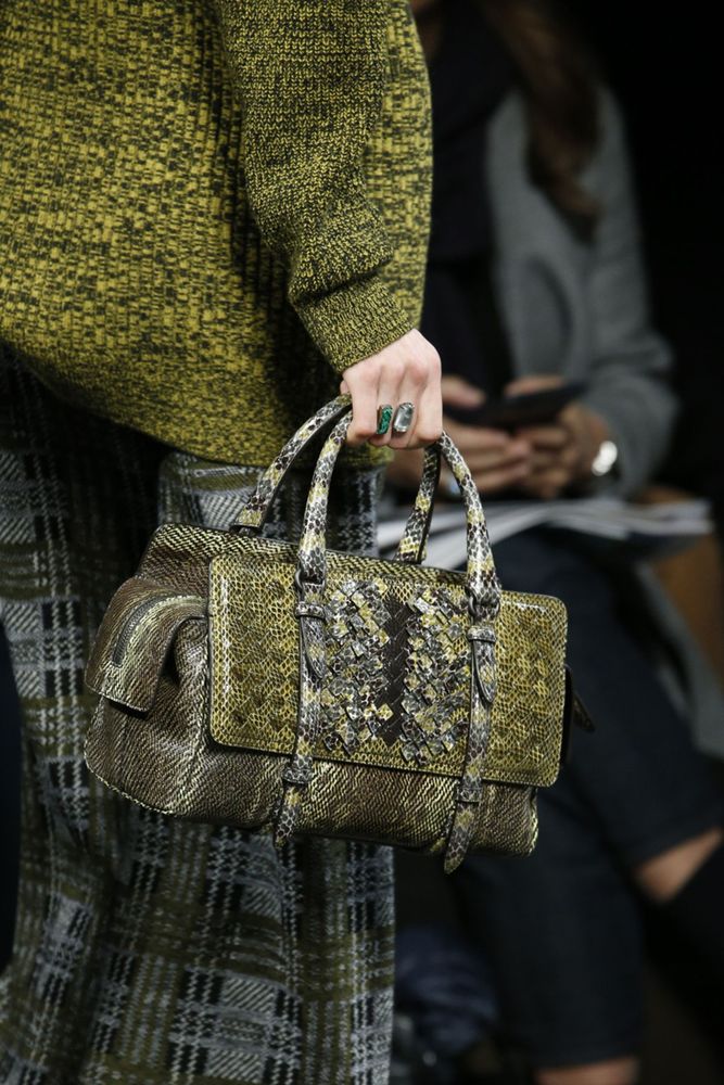 На фото: сумка выполненная в тон одежды – тренд сезона осень-зима 2016-2017 из коллекции Bottega Veneta.