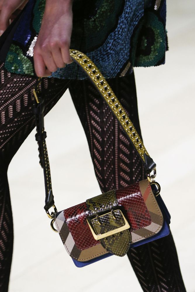 Разноцветные сумки а-ля граффити – тренд сезона осень-зима 2016-2017 из коллекции Burberry.