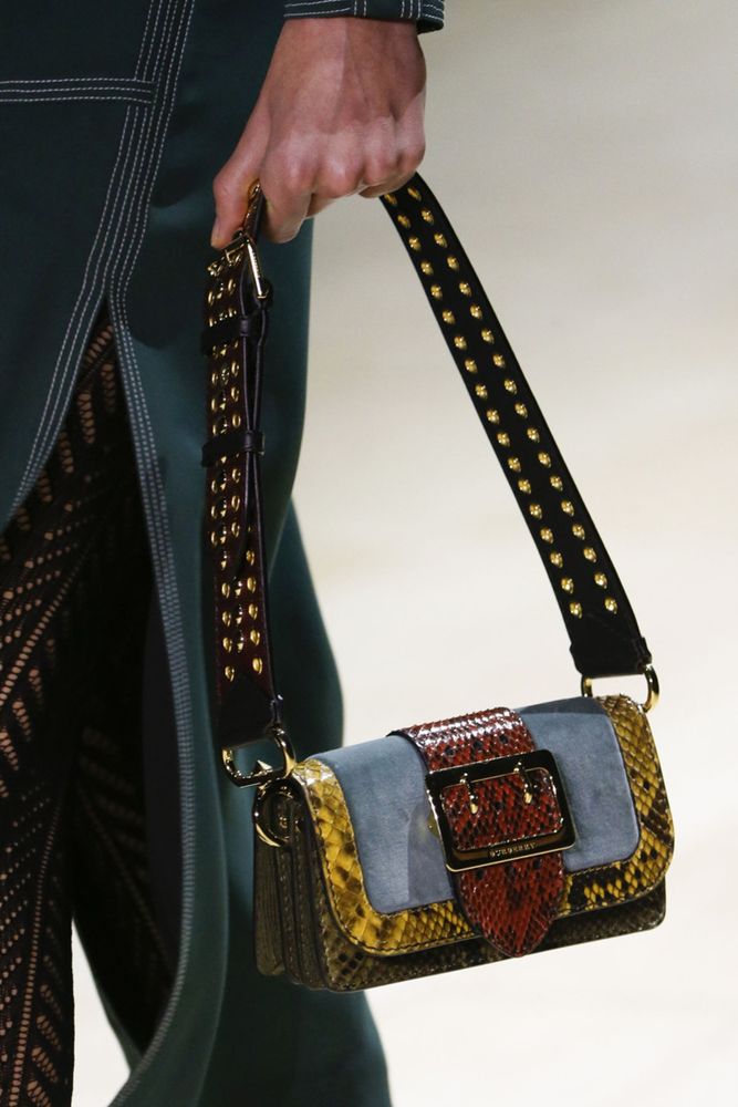 Разноцветные сумки а-ля граффити – тренд сезона осень-зима 2016-2017 из коллекции Burberry.