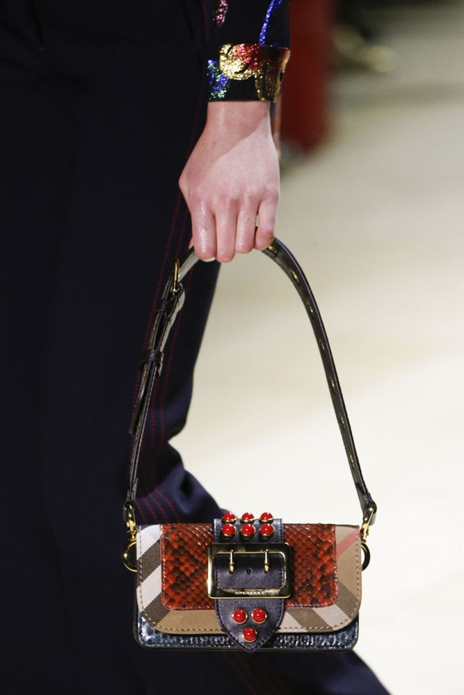 Разноцветные сумки а-ля граффити – тренд сезона осень-зима 2016-2017 из коллекции Burberry.