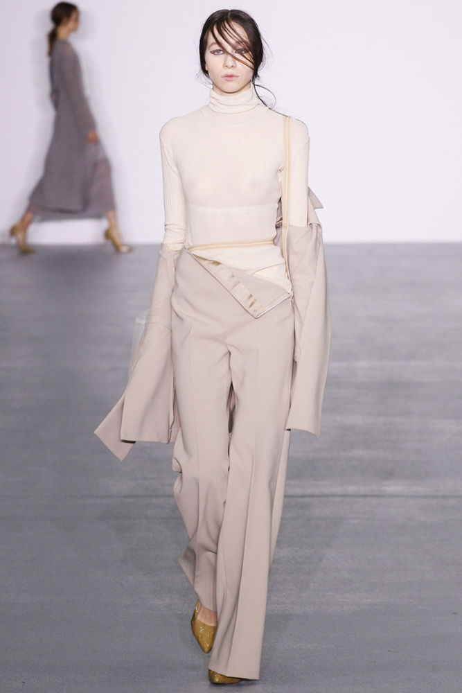 На фото: брюки клеш для холодного времени года в сезоне осень/зима 2016-2017 из коллекции Central Saint Martins.