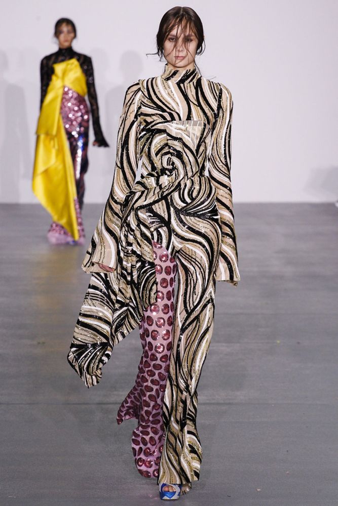 На фото: брюки клеш для холодного времени года в сезоне осень/зима 2016-2017 из коллекции Central Saint Martins.