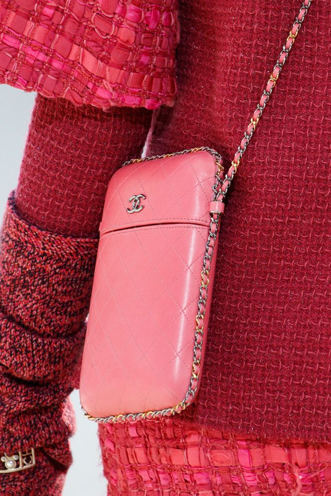 На фото: сумка выполненная в тон одежды – тренд сезона осень-зима 2016-2017 из коллекции Chanel.