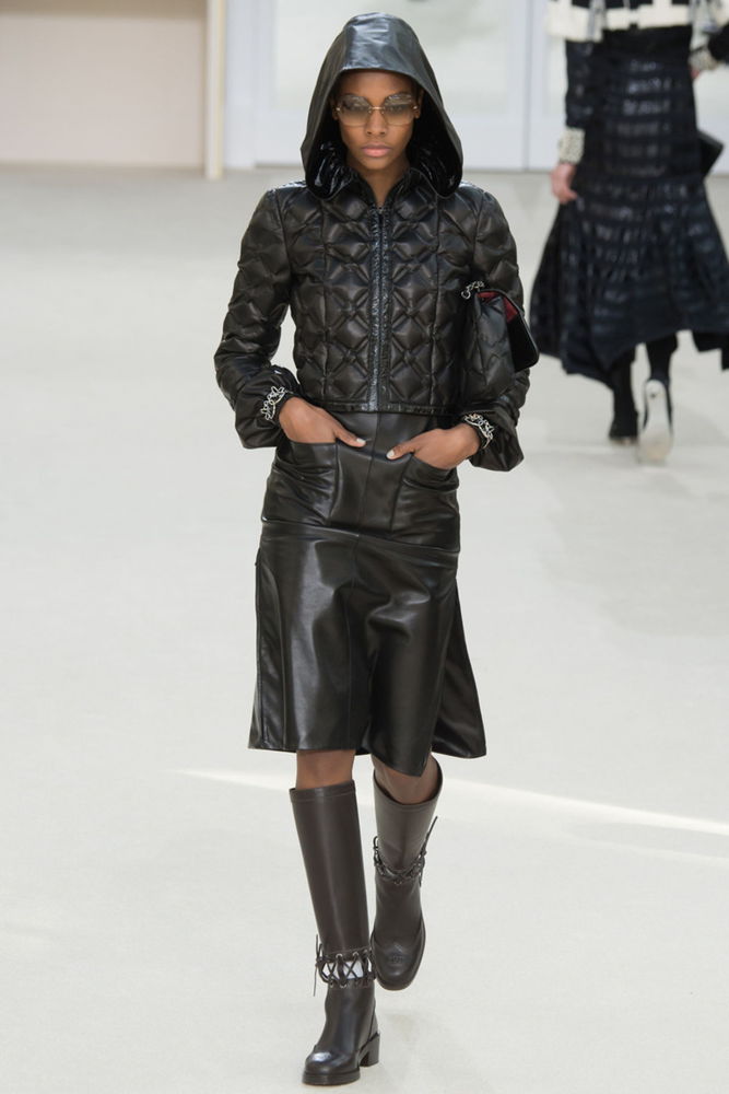 На фото: стеганые куртки из кожи сезона осень-зима 2016-2017 из коллекции Chanel.