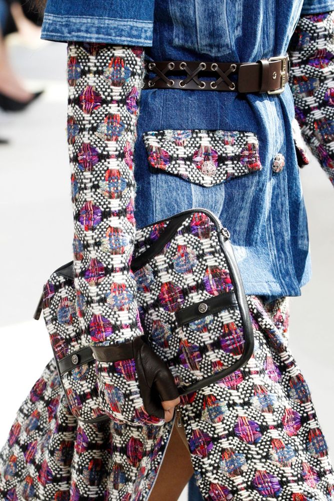 Разноцветные сумки а-ля граффити – тренд сезона осень-зима 2016-2017 из коллекции Chanel.