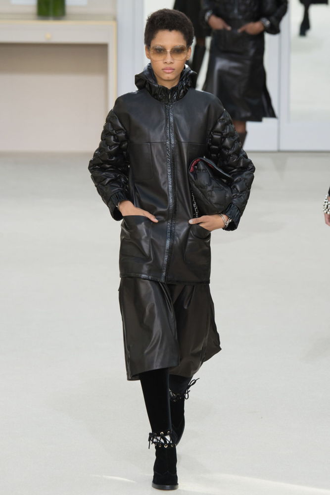 На фото: стеганая куртка из кожи сезона осень-зима 2016-2017 из коллекции Chanel.