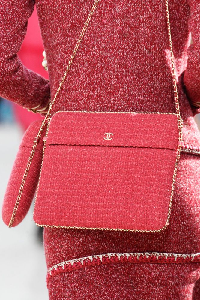 Разноцветные сумки а-ля граффити – тренд сезона осень-зима 2016-2017 из коллекции Chanel.