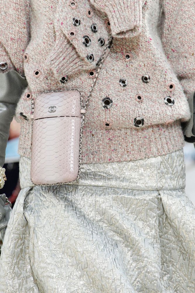 На фото: сумка выполненная в тон одежды – тренд сезона осень-зима 2016-2017 из коллекции Chanel.