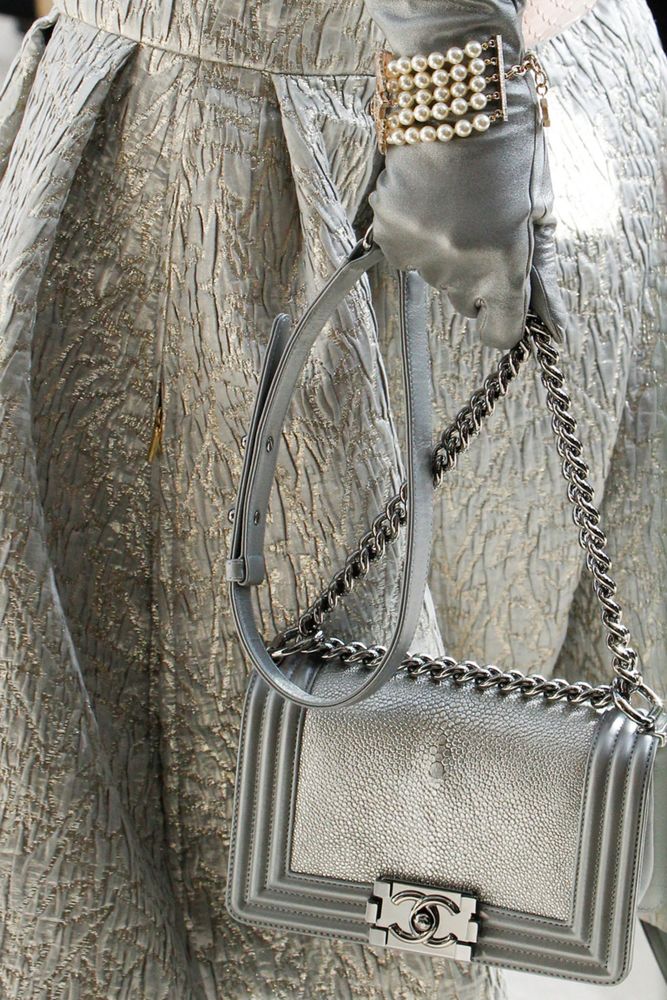На фото: сумка выполненная в тон одежды – тренд сезона осень-зима 2016-2017 из коллекции Chanel.