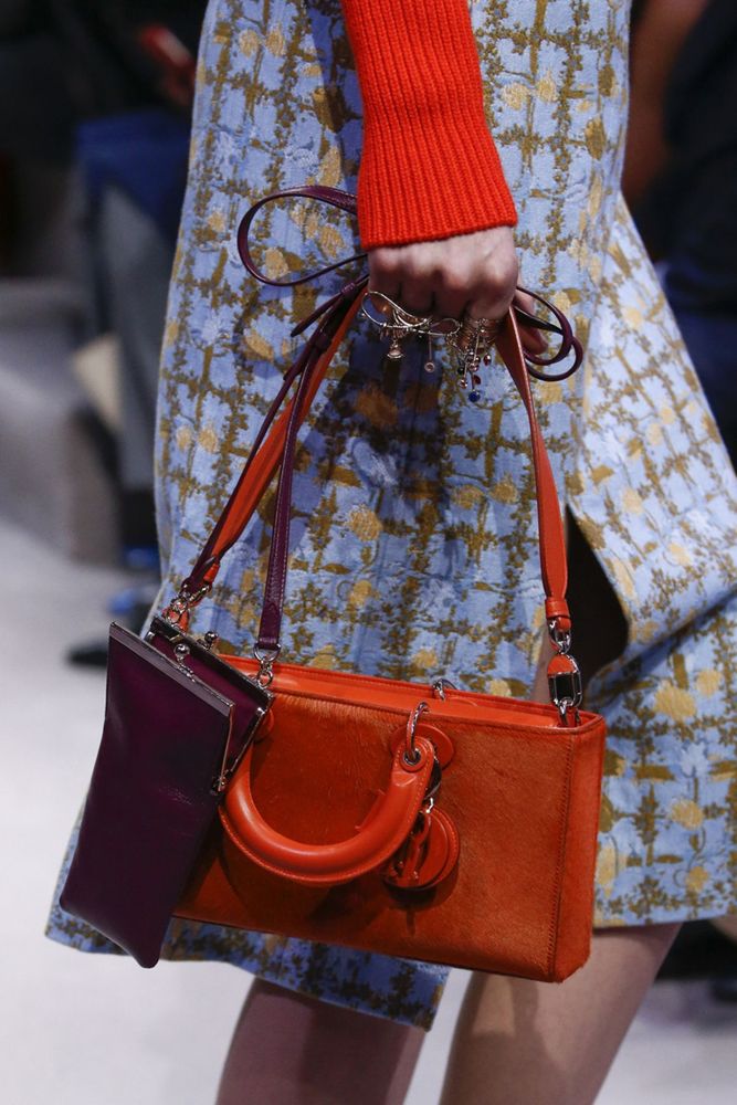На фото: модная модель сумки осень-зима 2016-2017 из коллекции Christian Dior.