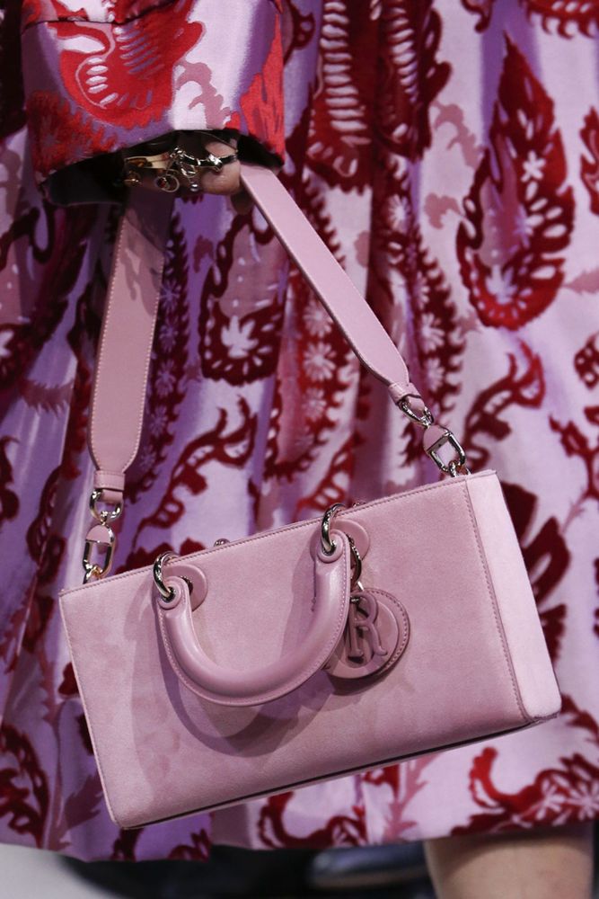На фото: сумка выполненная в тон одежды – тренд сезона осень-зима 2016-2017 из коллекции Christian Dior.