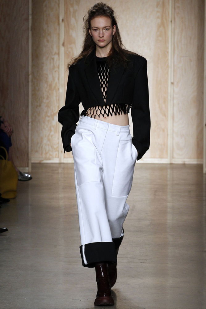 На фото: гламурные вечерний свитер осень-зима 2016-2017 из коллекции DKNY.