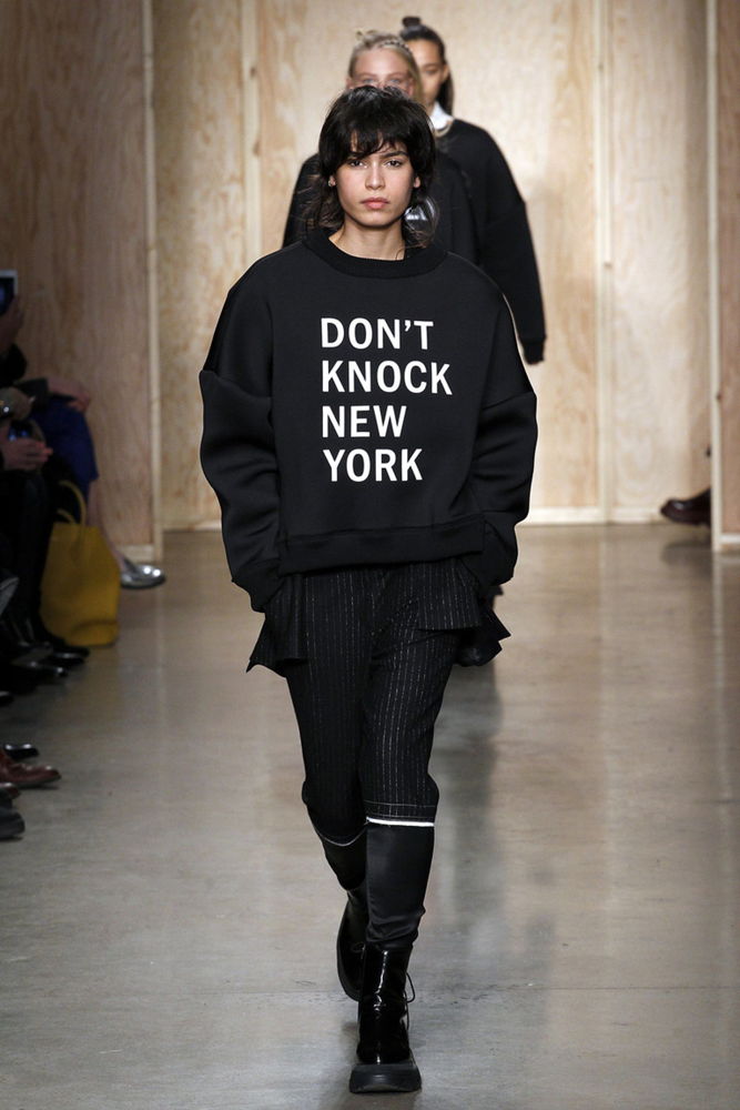 На фото: гламурные вечерний свитер осень-зима 2016-2017 из коллекции DKNY.