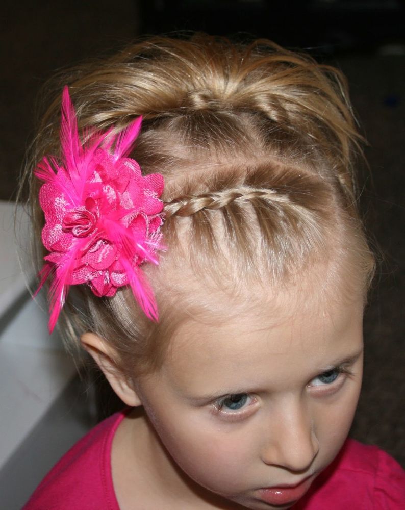 На фото: раздничная прическа для девочек с короткими волосами, которые легко повторить.