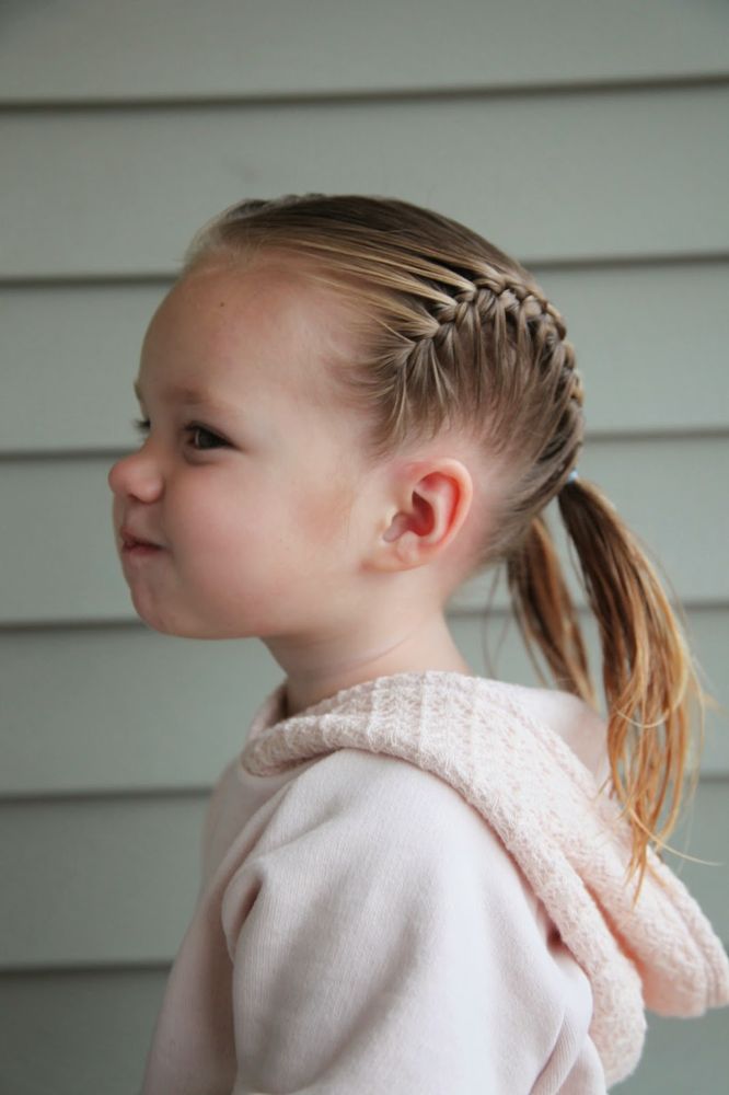 На фото: раздничная прическа для девочек с короткими волосами, которые легко повторить.