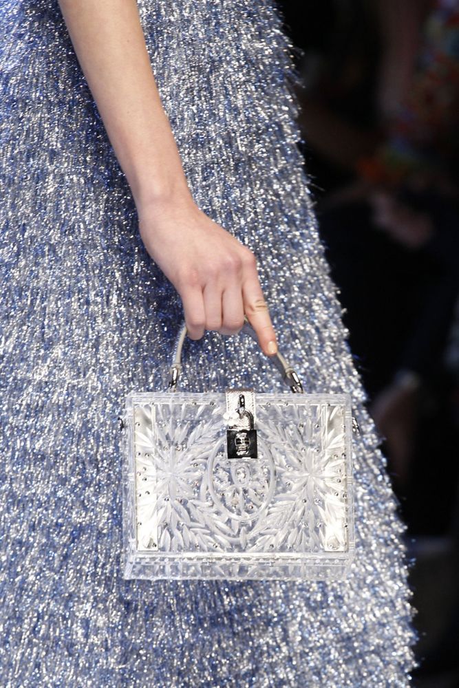 На фото: сумка выполненная в тон одежды – тренд сезона осень-зима 2016-2017 из коллекции Dolce & Gabbana.