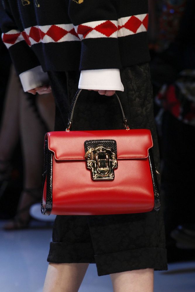 На фото: модная модель сумки осень-зима 2016-2017 из коллекции Kenzo. тренд сезона осень-зима 2016-2017 из коллекции Dolce & Gabbana.