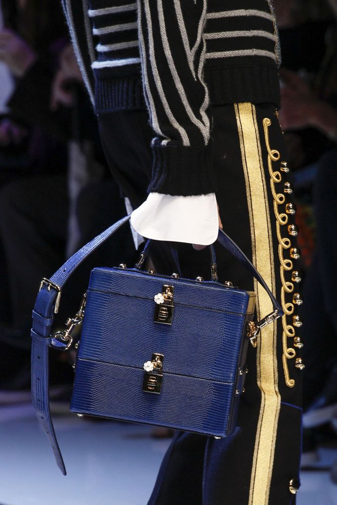 На фото: модная модель сумки осень-зима 2016-2017 из коллекции Kenzo. тренд сезона осень-зима 2016-2017 из коллекции Dolce & Gabbana.