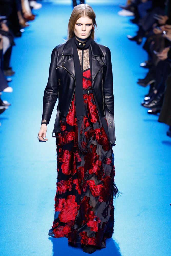 На фото: кожаная куртка-косуха сезона осень-зима 2016-2017 из коллекции Elie Saab.