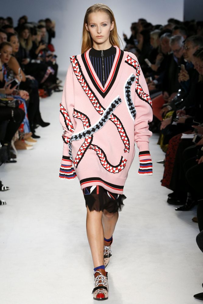 На фото6 объемный свитер осень-зима 2016-2017 из коллекции Emilio Pucci.